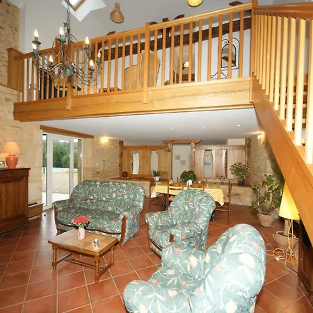 Spacious In With Swimming Pool *