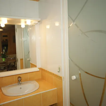 Spacious In With Swimming Pool *