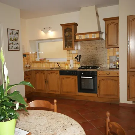 펜션 Spacious In With Swimming Pool